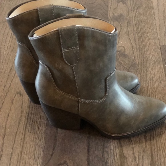 💋Western Booties in Taupe from Madden Girl Size 8 - Picture 2 of 7